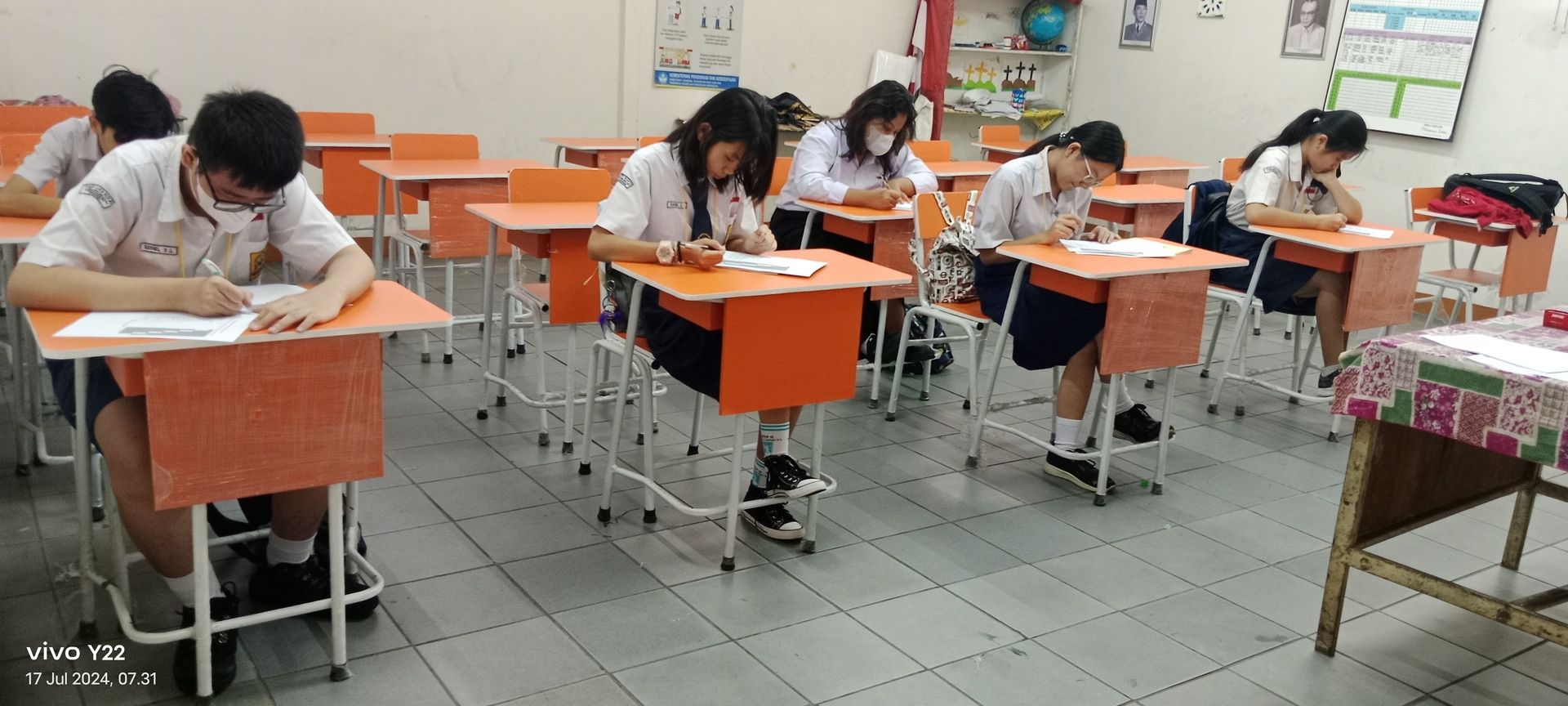 Siswa belajar di ruang kelas